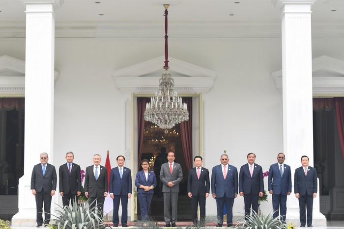 Presiden Joko Widodo (tengah) berbincanh dengan menteri luar negeri negara-negara ASEAN sebelum melakukan pertemuan pada kunjungan kehormatan di Istana Merdeka, Jakarta, Jumat (3/2/2023). Dalam pertemuan tersebut Presiden Joko Widodo memberikan pesan agar negara-negara ASEAN tidak menjadi proksi bagi siapa pun, serta pentingnya menjaga sentralitas dan kesatuan ASEAN.