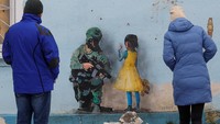 Tvboy membuat mural-mural itu selama kunjungannya ke Ukraina yang diselenggarakan oleh sebuah organisasi kemanusiaan.