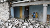 Pinggiran kota Kiev, Bucha dan Irpin menjadi simbol dari beberapa kekejaman perang terburuk setelah kuburan massal ditemukan usai mundurnya pasukan Rusia dari daerah tersebut.  