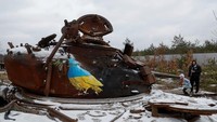 Tvboy menggambar mural di sisa-sisa gempuran Rusia, salah satunya di bangkai tank ini.