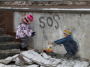 Mural Setop Perang Hiasi Sisa-sisa Gempuran Rusia di Ukraina