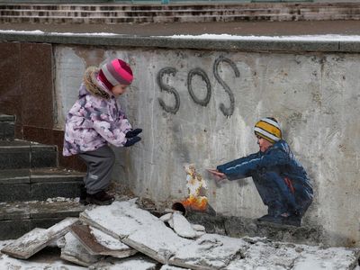 Mural Setop Perang Hiasi Sisa-sisa Gempuran Rusia di Ukraina