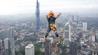 Event wisata olahraga ini mengajak traveler penantang adrenalin untuk base jump, semacam terjun bebas, dari sisi atas menara di ketinggian sekitar 300 meter.  