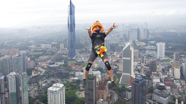Event wisata olahraga ini mengajak traveler penantang adrenalin untuk base jump, semacam terjun bebas, dari sisi atas menara di ketinggian sekitar 300 meter. Â Event wisata olahraga ini mengajak traveler penantang adrenalin untuk base jump, semacam terjun bebas, dari sisi atas menara di ketinggian sekitar 300 meter. Â