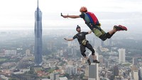 Gelaran aksi akstrem itu hanya boleh diikuti oleh base jumper profesional. Para peserta paling tidak sudah pernah base jumpe 120 kali, dengan 20 kali selama 12 bulan terakhir.  