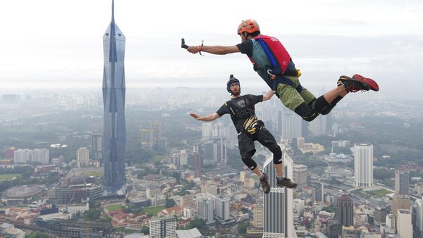 Gelaran aksi akstrem itu hanya boleh diikuti oleh base jumper profesional. Para peserta paling tidak sudah pernah base jumpe 120 kali, dengan 20 kali selama 12 bulan terakhir.  