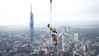 Acara KL Tower International Jump Malaysia pun menarik perhatian traveler lainnya yang sedang di Kuala Lumpur. Ribuan warga dan turis pun ikut menyaksikan aksi menantang para jumper dari bawah.    
