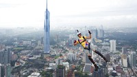 Peserta melompat dari Menara Kuala Lumpur selama KL Tower International Jump di Kuala Lumpur, Malaysia, Jumat (3/2/2023).  