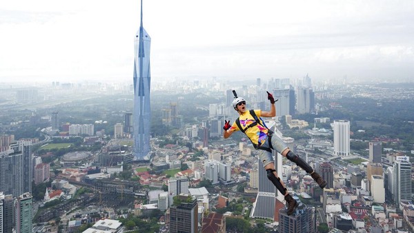 Peserta melompat dari Menara Kuala Lumpur selama KL Tower International Jump di Kuala Lumpur, Malaysia, Jumat (3/2/2023). Â Peserta melompat dari Menara Kuala Lumpur selama KL Tower International Jump di Kuala Lumpur, Malaysia, Jumat (3/2/2023). Â