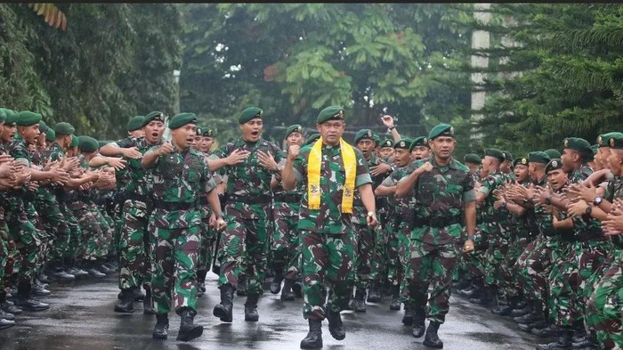 Panglima Kostrad Letjen TNI Maruli Simanjuntak mengunjungi Yonif MR 411/Pandawa Kostrad dan memberikan pengarahan kepada prajurit yang akan dinas di Papua. (dok Penkostrad)