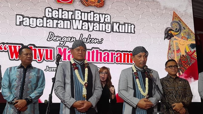 Panglima TNI Laksamana Yudo Margono dan Kapolri Jenderal Listyo Sigit Prabowo di acara pagelaran wayang kulit bertajuk Wahyu Makutharama, Lapangan Bhayangkara, Jaksel, Jumat (3/2/2023).