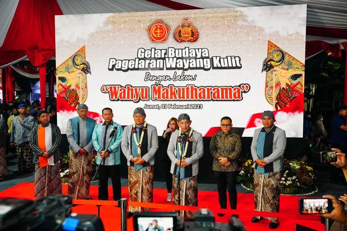 Panglima TNI Laksamana Yudo Margono dan Kapolri Jenderal Listyo Sigit Prabowo di acara pagelaran wayang kulit bertajuk 'Wahyu Makutharama', Lapangan Bhayangkara, Jaksel, Jumat (3/2/2023).
