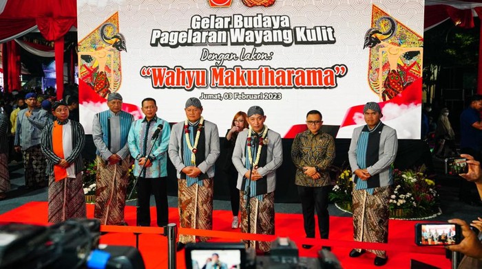 Panglima TNI Laksamana Yudo Margono dan Kapolri Jenderal Listyo Sigit Prabowo di acara pagelaran wayang kulit bertajuk Wahyu Makutharama, Lapangan Bhayangkara, Jaksel, Jumat (3/2/2023).