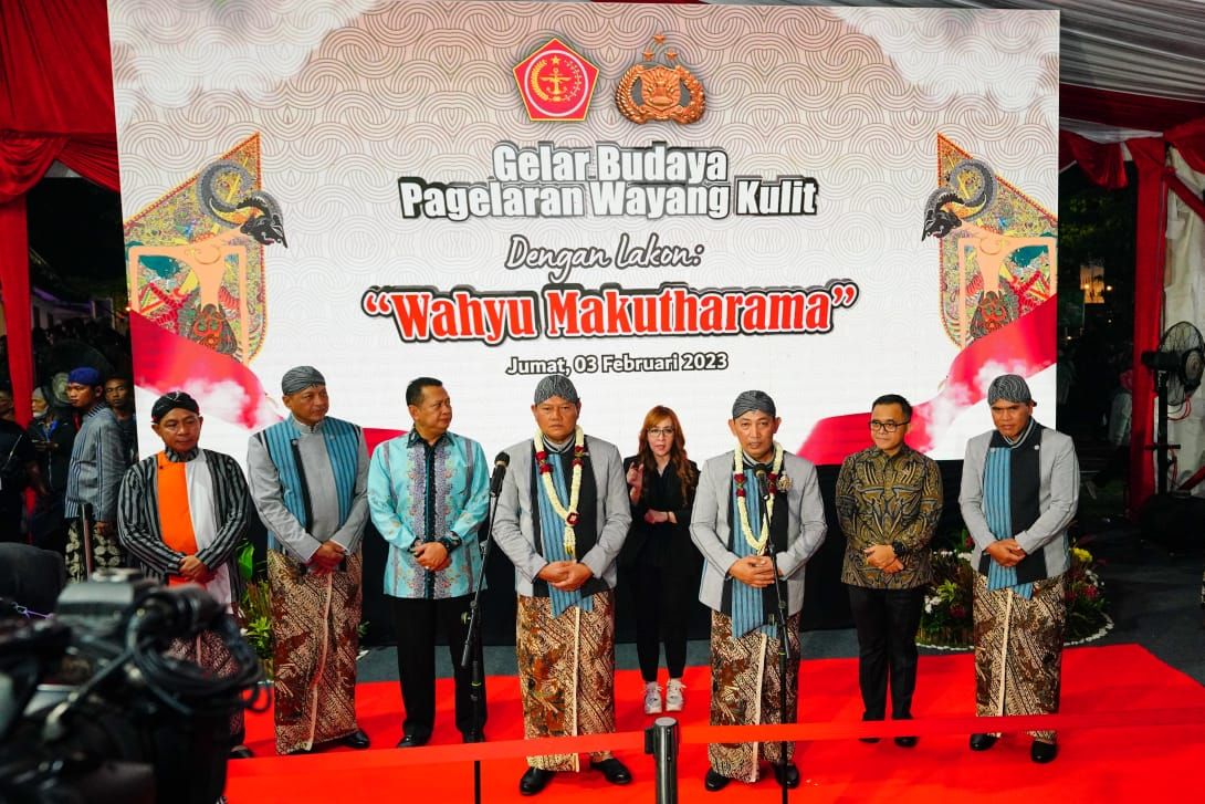 Panglima TNI Laksamana Yudo Margono dan Kapolri Jenderal Listyo Sigit Prabowo di acara pagelaran wayang kulit bertajuk 'Wahyu Makutharama', Lapangan Bhayangkara, Jaksel, Jumat (3/2/2023).