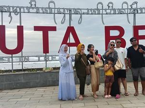 Papan Nama Baru di Pantai Kuta Diserbu Wisatawan untuk Berfoto