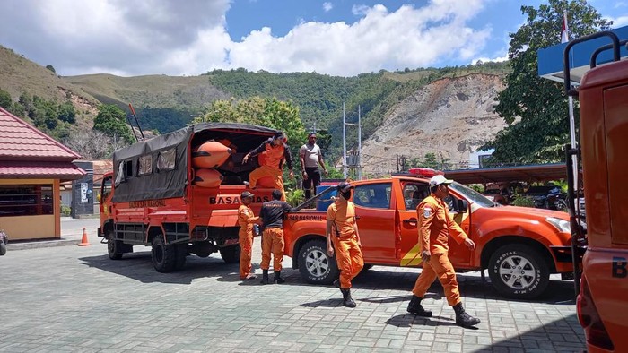 Sebuah perahu tenggelam akibat menabrak kayu besar yang hanyut di Sungai Maberamo, Distrik Batani, Kabupaten Mamberamo Raya, Papua.