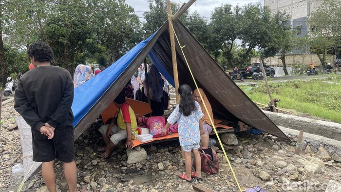 Warga Kelurahan Lapadde, Kecamatan Ujung, Kota Parepare membuat tenda seadanya pascarumah hanyut diterjang banjir.