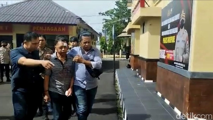 Pelaku pencabulan anak di bawah umur inisial AI di Parepare dalam kondisi babak belur dimasuk massa.