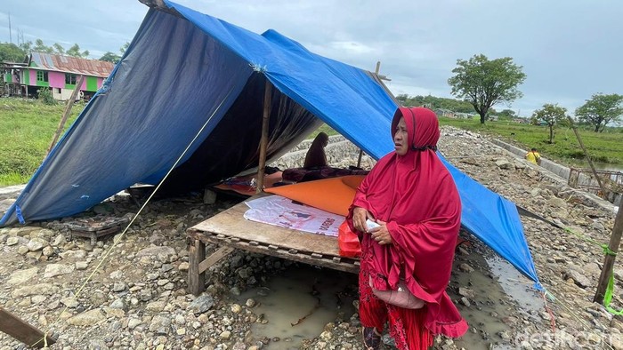 Warga mendirikan tenda usai rumahnya hanyut akibat banjir di Kecamatan Ujung, Kota Parepare, Sulawesi Selatan (Sulsel).