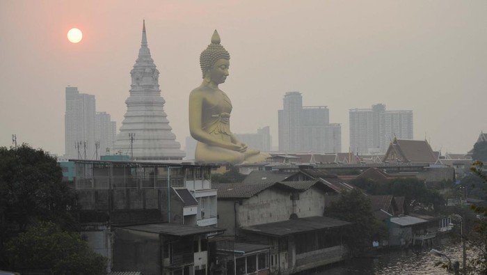 The giant Buddha statue of Wat Paknam Phasi Charoen temple is seen amid air pollution in Bangkok, Thailand, February 2, 2023. REUTERS/Chalinee Thirasupa