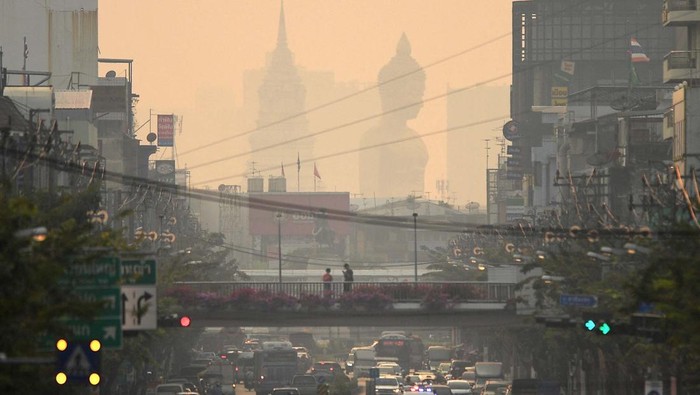 Patung Buddha Raksasa di Bangkok Tertutup Polusi Udara The giant Buddha statue of Wat Paknam Phasi Charoen temple is seen amid air pollution in Bangkok, Thailand, February 2, 2023. REUTERS/Chalinee Thirasupa