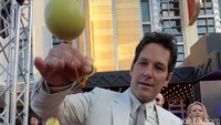 “Wah aku nggak tahu deh. Aku harus beginikan? (mencoba menggerakkan Lato-lato naik turun),” komentar Paul Rudd. (Foto: Atmi Ahsani Yusron)