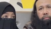 Peggy kini juga akrab disapa Teteh Khadijah. Ia baru saja membagikan kabar bahagia telah menikah dengan Dr. Reza Abdul Jabbar, orang Indonesia yang jadi pengusaha sukses Selandia Baru. Foto: Instagram ariekuntung