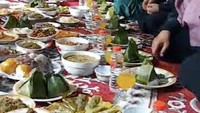 Mampir ke Desa Lampaseh di Aceh, Peggy disuguhkan berbagai makanan tradisional oleh ibu-ibu yang menghadiri kajiannya. Ia mengucapkan banyak terima kasih. 
