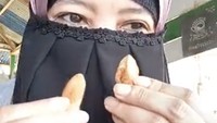 Perjalanan dakwah Peggy Melati Sukma juga sampai ke Tulehu, Ambon. Ia mencicipi makanan khas dari sana, termasuk kacang kenari segar yang enak.