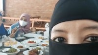 Wanita kelahiran Cirebon ini juga pernah mampir makan di restoran Aie Badarun di Padang Panjang. Suguhannya masya Allah, kata Peggy.