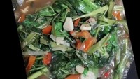 Menu kedua yang dibuat Peggy Melati Sukma adalah cah kangkung. Rasanya gurih karena dibalut saus tiram.