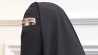 Peggy Melati Sukma telah lama meninggalkan dunia keartisan. Wanita 46 tahun ini telah hijrah dan kini tampil mengenakan cadar. Foto: Instagram ariekuntung