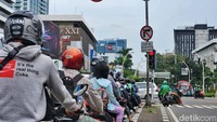 Rambu tersebut menyebutkan larangan belok kanan dari arah jalan Wahid Hasyim, Menteng menuju jalan MH Thamrin. Sementara dari arah Tanah Abang, larangan belok kanan berlaku dari pukul 06.30 WIB hingga 19.00 WIB.
