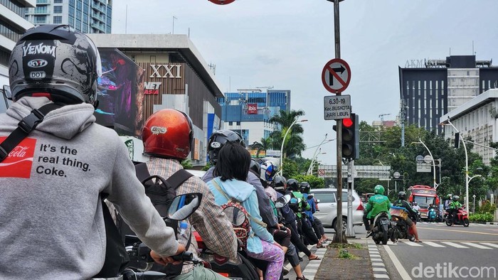 Meski ada larangan, sejumlah pengendara tetap belok kanan dari arah Jalan Wahid Hasyim menuju Jalan Thamrin, Jakarta Pusat. Begini potretnya.