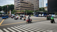 Larangan tersebut tidak berlaku untuk bus kota dan hari libur.