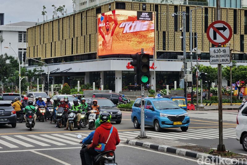 Meski ada larangan, sejumlah pengendara tetap belok kanan dari arah Jalan Wahid Hasyim menuju Jalan Thamrin, Jakarta Pusat. Begini potretnya.