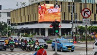 Pelanggaran rambu lalu lintas makin tinggi di perempatan Sarinah tersebut khususnya sejak pencabutan penindakan tilang oleh aparat kepolisian.