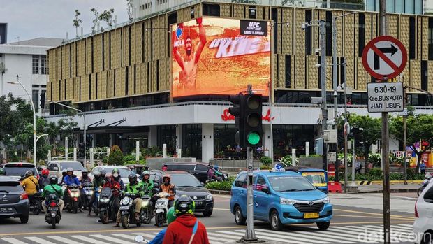 Meski ada larangan, sejumlah pengendara tetap belok kanan dari arah Jalan Wahid Hasyim menuju Jalan Thamrin, Jakarta Pusat. Begini potretnya.