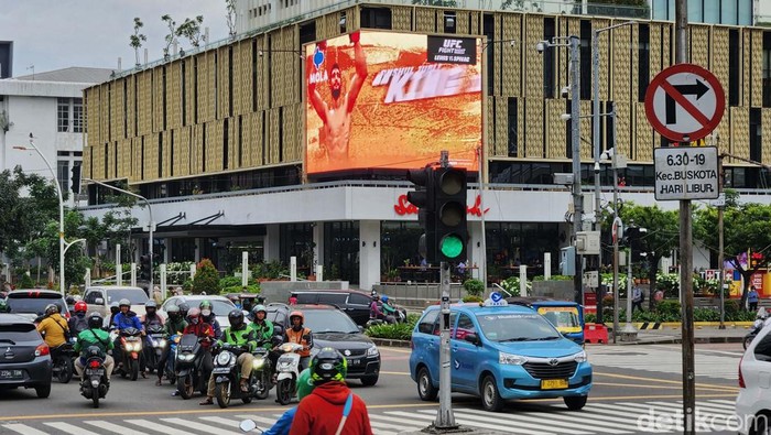 Pelanggaran Rambu Lalu-lintas di Perempatan Sarinah Meski ada larangan, sejumlah pengendara tetap belok kanan dari arah Jalan Wahid Hasyim menuju Jalan Thamrin, Jakarta Pusat. Begini potretnya.