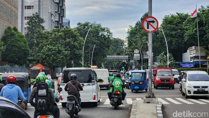 Meski ada larangan, sejumlah pengendara tetap belok kanan dari arah Jalan Wahid Hasyim menuju Jalan Thamrin, Jakarta Pusat. Begini potretnya.