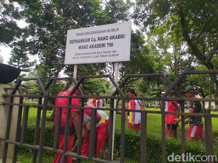 Pemasangan logo dan pelang TNI di Kantor Pemkot Magelang, Jumat (3/2/2023).