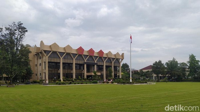 Pemasangan logo dan pelang TNI di Kantor Pemkot Magelang, Jumat (3/2/2023).