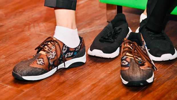 Penampakan sepatu kain endek Jembrana yang dibeli Jokowi. (IST)