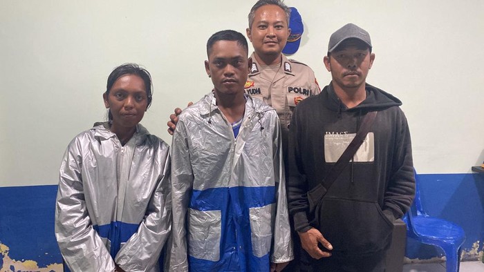 Penampakan tiga nelayan asal Bintan ( kiri ke kanan) Sinta(24), Welly (28) dan Rudi (30) bersama seorang anggota Satpolairud Bintan.