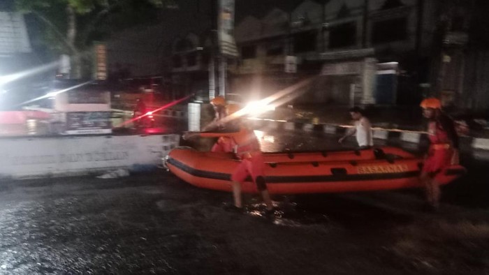 Personel Basarnas saat mengevakuasi warga yang terjebak banjir. (Foto: Istimewa)