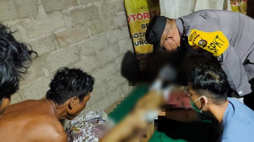 Personel Polsek Kubu bersama petugas Puskesmas Kubu saat memeriksa jenazah INK yang gantung diri di lemari kamar tidurnya di Desa Tianyar Tengah, Kecamatan Kubu, Karangasem, Bali, Kamis (2/2/2023).