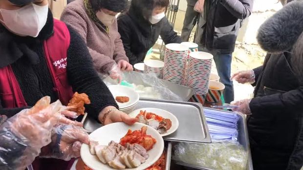 Pesta BBQ daging babi telah dimulai di depan lokasi pembangunan masjid di Daegu Daehyeon-dong. (Tangkapanlayar Twitter @koryodynasty)