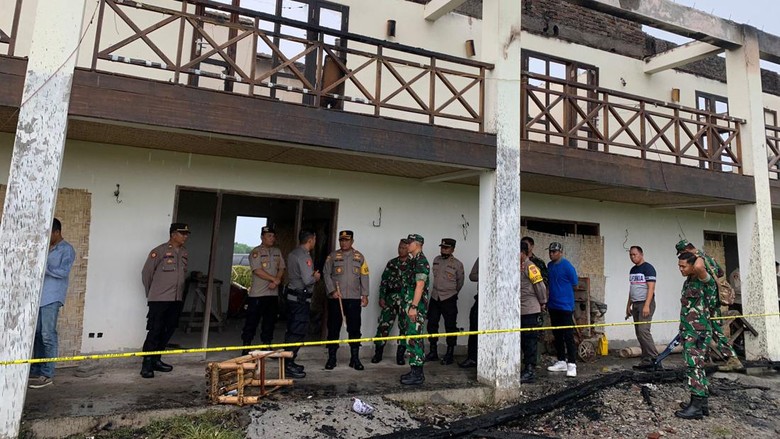 Polisi mengecek pembakaran hotel di Lombok Timur Polres Lombok Timur, NTB, memeriksa 10 saksi terdiri dari warga dan anggota polisi dalam kasus pembakaran hotel yang menghanguskan 8 kamar.