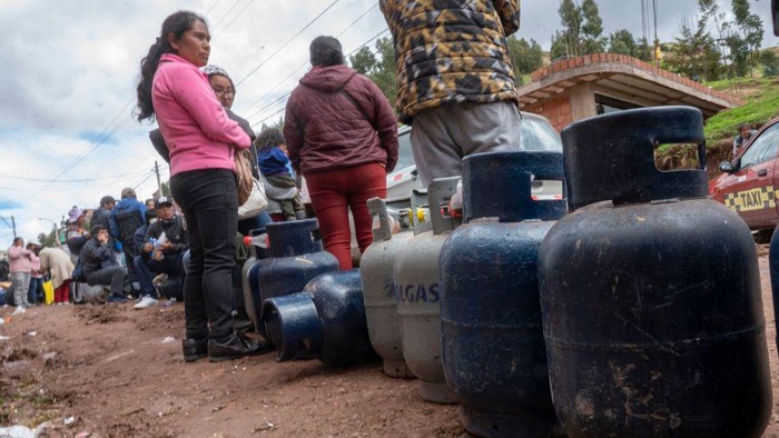 Potret Krisis Gas di Peru Imbas Demo Menuntut Presiden Mundur People looking for gas queue to refill their tanks in the village of Poroy in Cusco, Peru, on January 30, 2023, where protesters against Peruvian President Dina Boluarte maintain roadblocks causing shortages of fuel and food. - The Peruvian Congress began a new session this Monday to define whether to approve an advance of the elections, in the midst of protests and blockades that do not stop demanding the resignation of President Dina Boluarte. (Photo by Cris BOURONCLE / AFP) (Photo by CRIS BOURONCLE/AFP via Getty Images)
