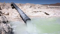 Penambangan litium murni. Air asin dari bawah kerak akan dipompa ke dalam kolam penguapan. Setelah mengalami penguapan, garam pekat akan tertinggal dan lithium serta bahan lainnya dapat diekstraksi. Kegiatan penambangan litium di Salar de Atacama telah berkembang selama bertahun-tahun. Menurut situs United States Geological Survey (USGS), penambangan di perairan garam itu mulai ramai pada tahun 1993 dan terus aktif hingga saat ini. Getty Images